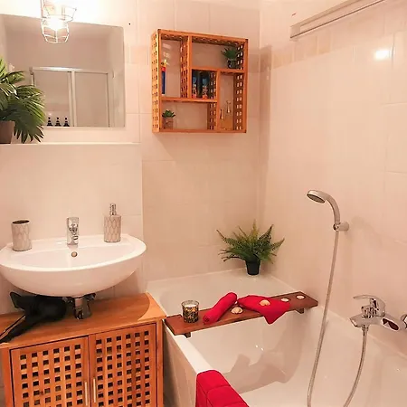 Apartment Stilvolles Mit 2 Schlafzimmern & Balkon - Nahe Flughafen, Porsche Und Messe *